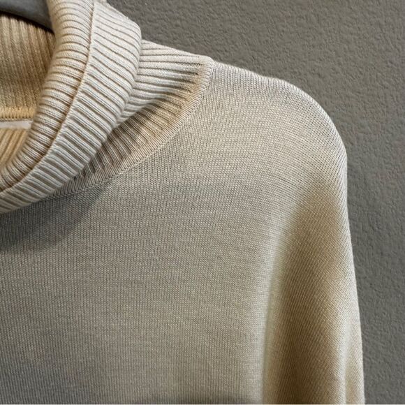 HYDEN YOO | S | Cream Turtleneck Sweater boxy style  wool/ alpaca / linen blend - Picture 5 of 7